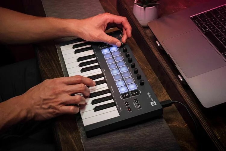 Novation FLkey Mini Midi Klavye | doremusic